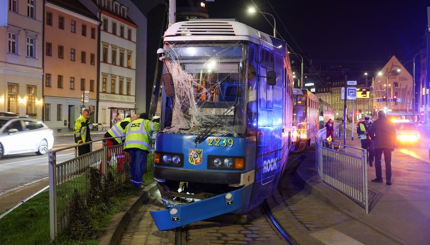 Tramwaj wjechał w autobus na skrzyżowaniu Kazimierza Wielkiego i św. Mikołaja