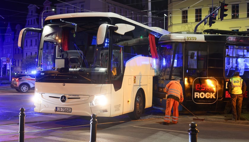 <p>Wypadek autokaru i tramwaju we Wrocławiu, 2 kwietnia</p>