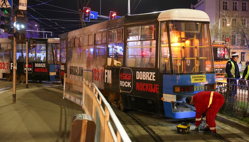 <p>Wypadek autokaru i tramwaju we Wrocławiu, 2 kwietnia</p>