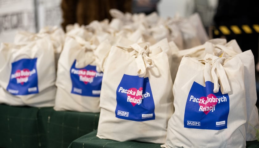 Paczki dobrych relacji - torby z napisem, pełne produktów