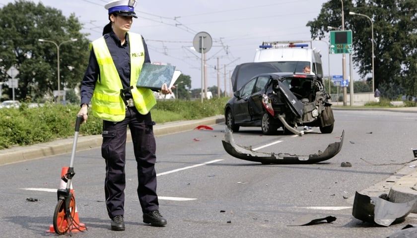 Wypadek trzech aut na Strzegomskiej. Dwie osoby ranne