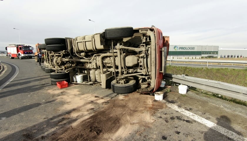 Wypadek na AOW -  koniec utrudnień w ruchu [ZDJĘCIA]