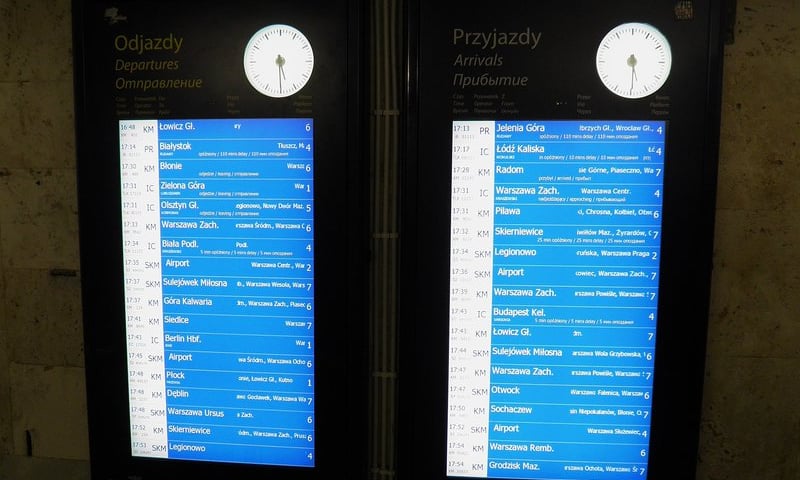 Elektroniczne tablice i stojaki rowerowe na dworcach [LOKALIZACJE]