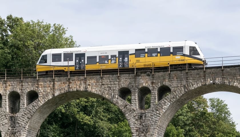 Szynobus na wiadukcie w Lewinie Kłodzkim na trasie Kłodzko - Kudowa-Zdrój