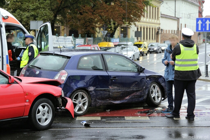Miałeś stłuczkę, zastanawiasz się, czy wezwać policję?