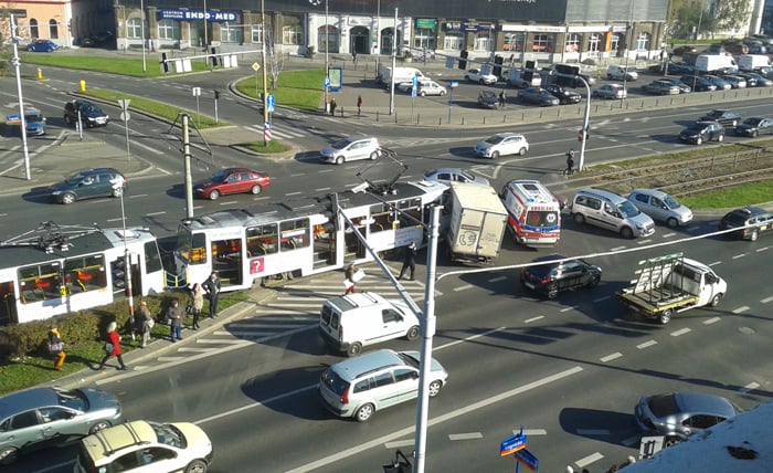 Zderzenie tramwaju z ciężarówką na ul. Legnickiej [ZDJĘCIA]