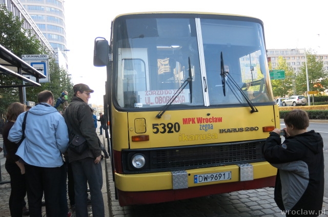 Ostatni autobus z duszą – wrocławianie pożegnali Ikarusa