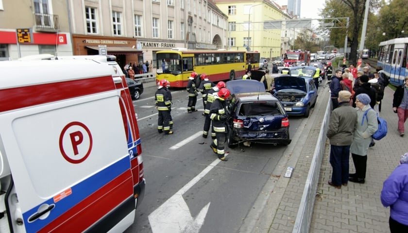 Karambol na ul. Powstańców Śląskich [ZDJĘCIA, WIDEO]