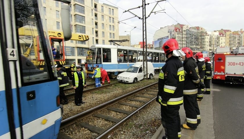 Zderzenie auta z tramwajem na Drobnera [ZDJĘCIA]