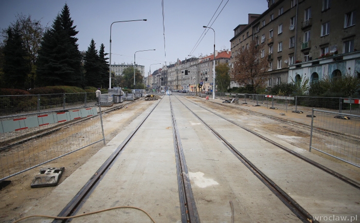Na ul. Nowowiejskiej są już pierwsze, nowe tory [ZDJĘCIA]