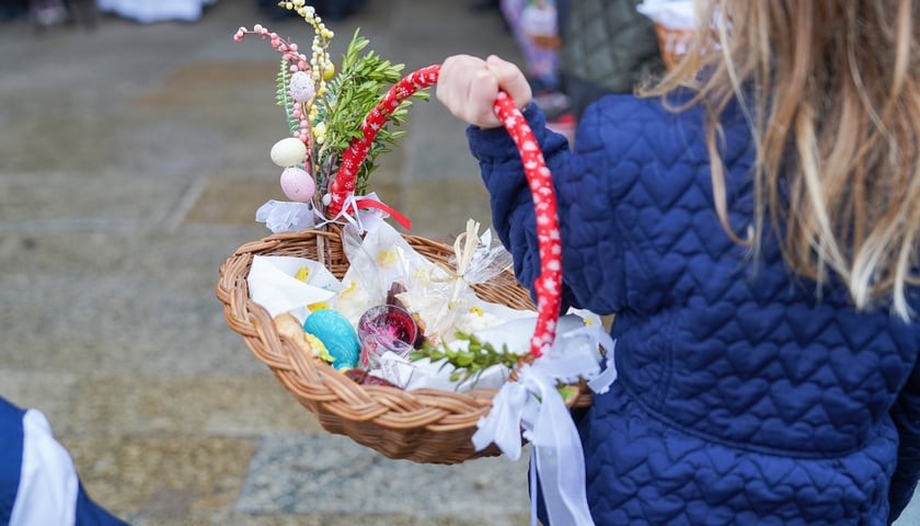 Święcenie pokarmów przed katedrą na Ostrowie Tumskim.