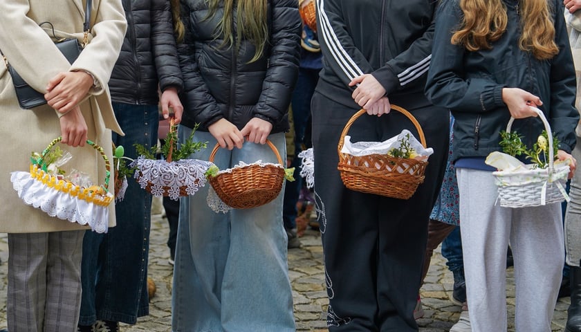 Święcenie pokarmów przed katedrą na Ostrowie Tumskim.