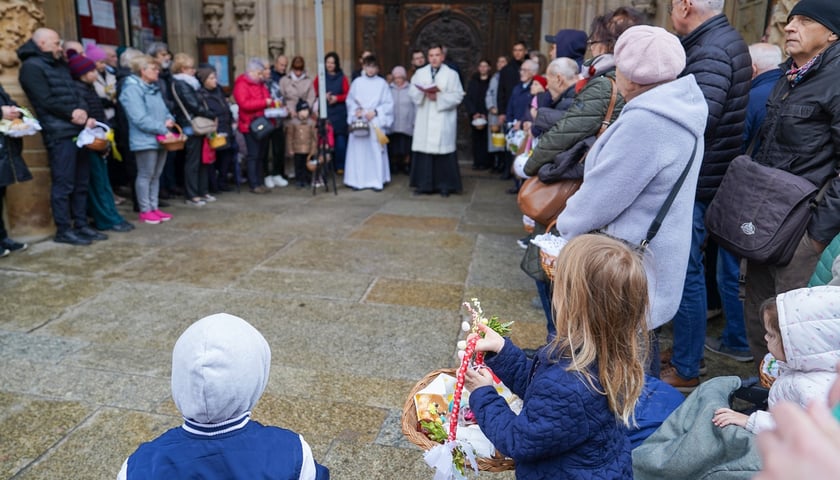 Święcenie pokarmów przed katedrą na Ostrowie Tumskim.