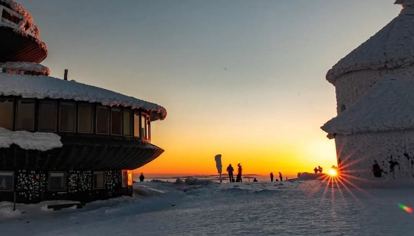 Szczyt Śnieżki. WOM Śnieżka (Wysokogórskie Obserwatorium Meteorologiczne) oraz kaplica