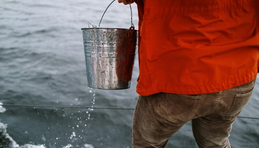 <p>Woda z wiadra lała się często w czasie, gdy "sprawcy" już chowali się w mieszkaniu</p>