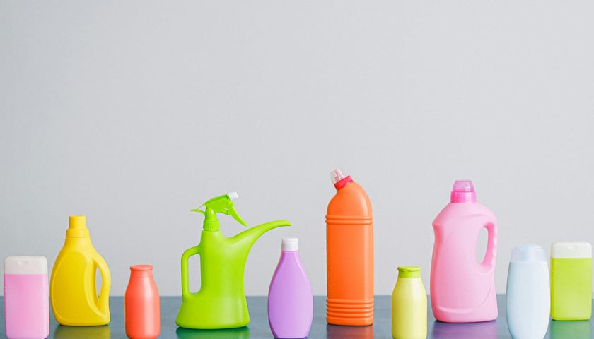 <p>Żeby zaoszczędzić czas, szukało się dużych butelek po detergentach</p>