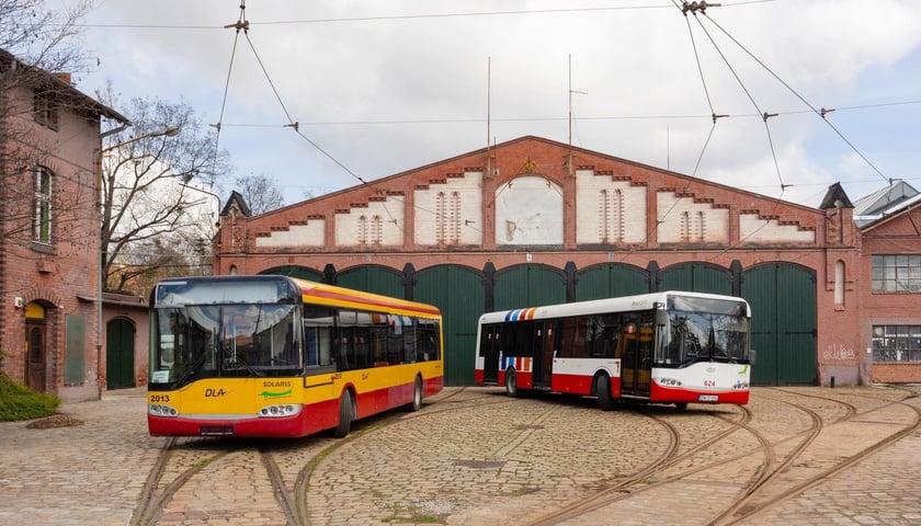 Pozyskane przez Klub Sympatyków Transportu Miejskiego Solarisy Urbino 12 #2013 i #624 (dawniej 2011) na terenie zajezdni „Popowice”