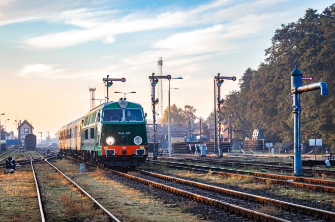 Pociąg retro - skład z wagonami z lat 70. XX wieku 