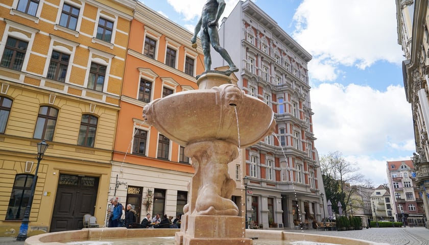 Wrocławskie fontanny w śmigus-dyngus. Dziś najwytrwalej - i najpiękniej - lały wodę
