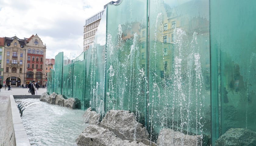 Wrocławskie fontanny w śmigus-dyngus. Dziś najwytrwalej - i najpiękniej - lały wodę