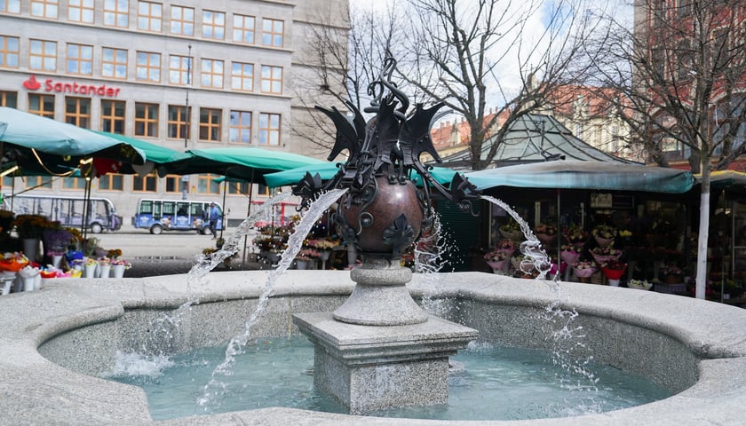 Wrocławskie fontanny w śmigus-dyngus. Dziś najwytrwalej - i najpiękniej - lały wodę