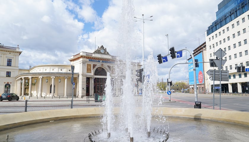 Wrocławskie fontanny w śmigus-dyngus. Dziś najwytrwalej - i najpiękniej - lały wodę