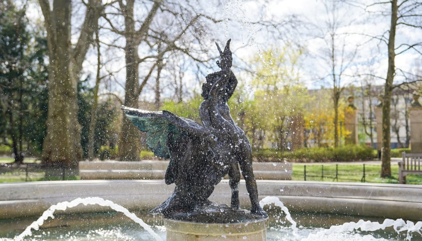 Wrocławskie fontanny w śmigus-dyngus. Dziś najwytrwalej - i najpiękniej - lały wodę
