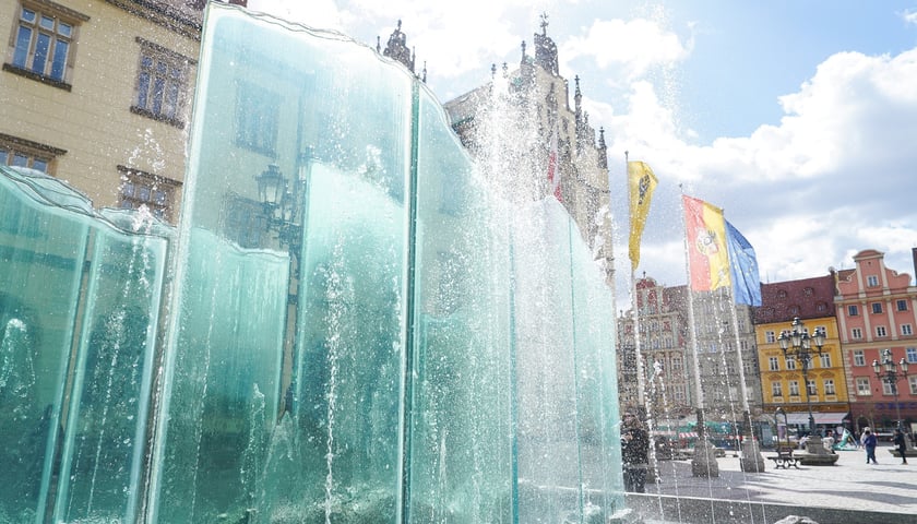 Wrocławskie fontanny w śmigus-dyngus. Dziś najwytrwalej - i najpiękniej - lały wodę