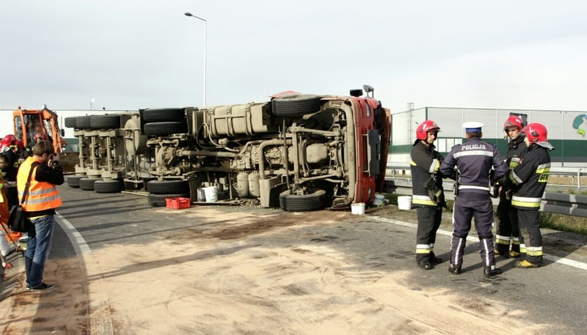 Ul. Pilczycka: Wznowiono ruch po wypadku ciężarówki