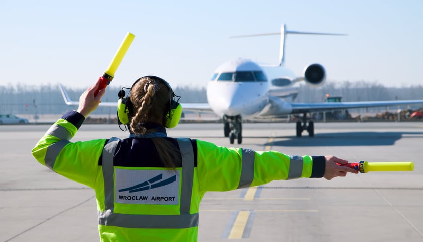 Samolot lądujący na wrocławskim lotnisku / zdjęcie ilustracyjne