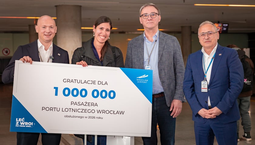 Na zdjęciu przedstawiciele zarządu Portu Lotniczego Wrocław S.A. z milionowa pasażerką obsłużoną na wrocławskim lotnisku 31 marca 2026 r.