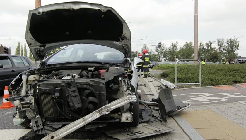 Wypadek na ul. Grunwaldzkiej. Samochód dachował