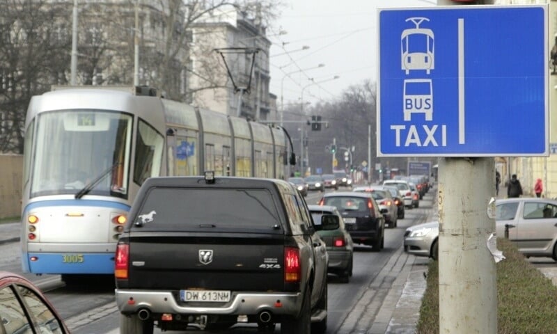 Taksówki też będą mogły pojechać buspasami