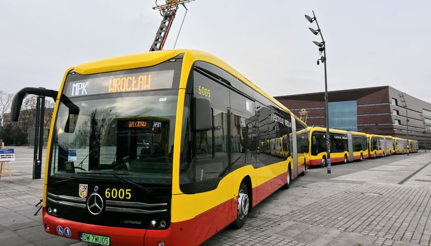 Elektryczna flota MPK Wrocław prezentowana w 2023 roku na Placu Wolności