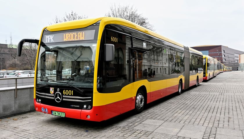 Elektryczna flota MPK Wrocław prezentowana w 2023 roku na Placu Wolności