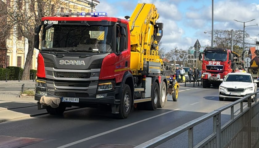 Wykoleił się jeden z w&oacute;zk&oacute;w w środkowej części pojazdu