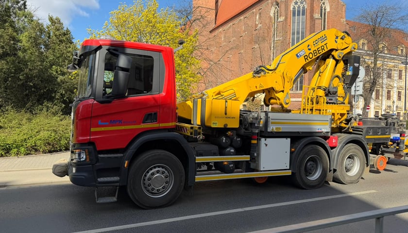 Dźwig, kt&oacute;rym trzeba było podnieśc tramwaj na tory
