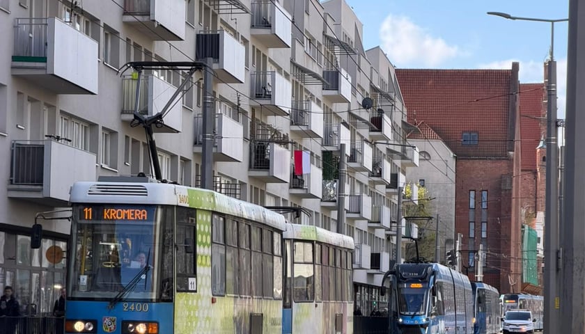 Sznur tramwaj&oacute;w za wykolejnym wozem MPK