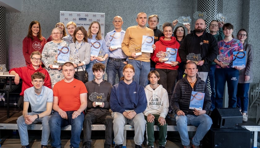 Na zdjęciu laureaci 8. edycji akcji „W Kółko Kręcę” podczas wręczenia nagród w Barbarze