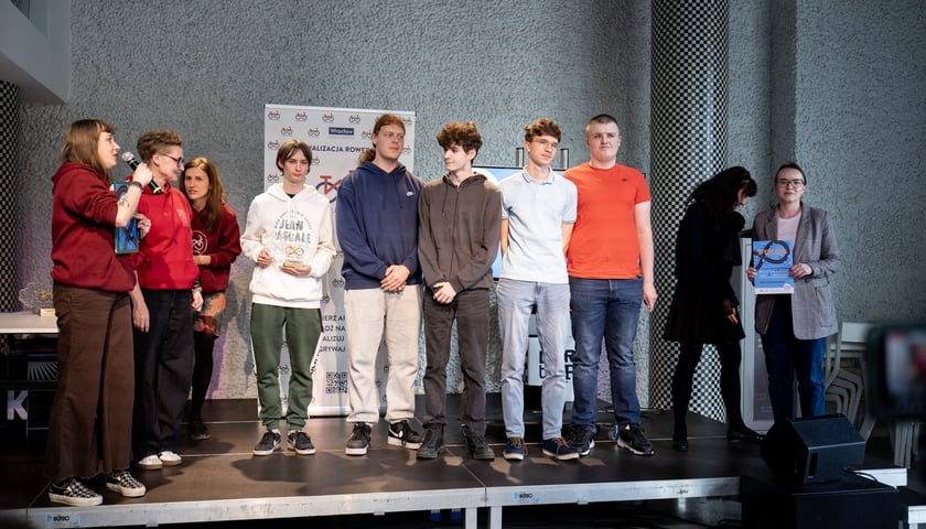 <p>Wręczenie nagr&oacute;d w akcji &bdquo;W K&oacute;łko Kręcę&rdquo; w środę 8 kwietnia w Barbarze</p>