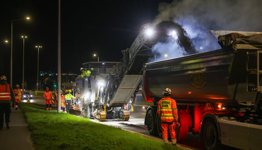 Nocne prace na Alei Karkonoskiej