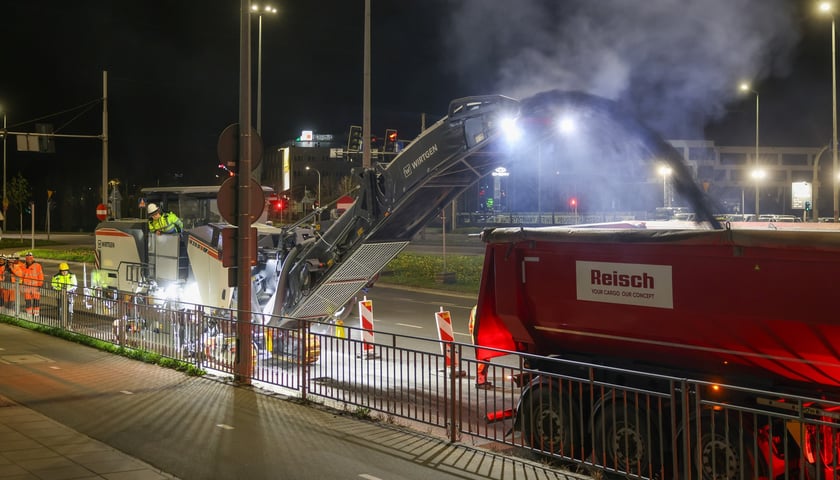 Nocne prace na Alei Karkonoskiej