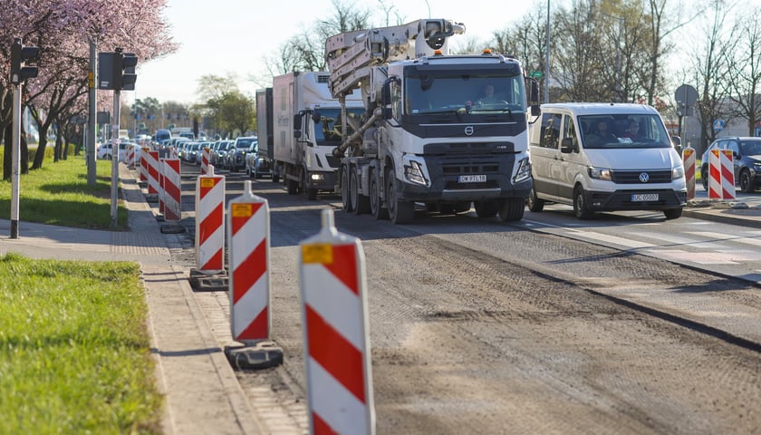 Tak w środę 8 kwietnia wyglądała Aleja Karkonoska po nocnym zrywaniu starego asfaltu