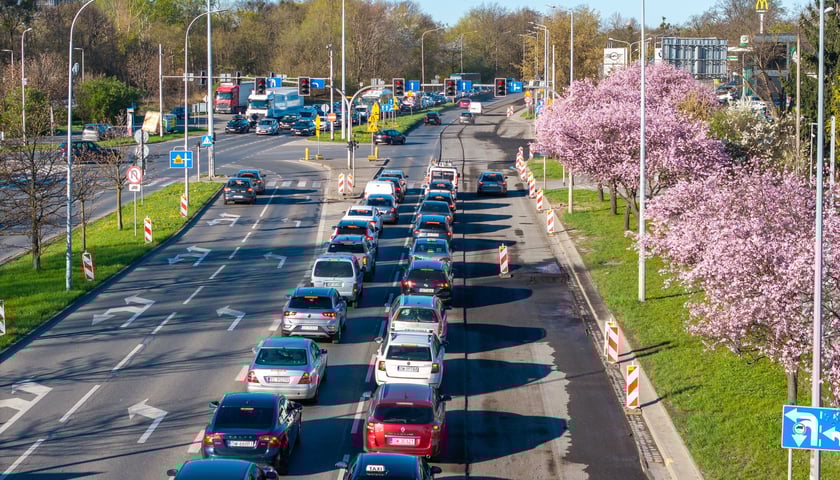 Tak w środę 8 kwietnia wyglądała Aleja Karkonoska po nocnym zrywaniu starego asfaltu