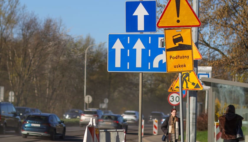 Tak w środę 8 kwietnia wyglądała Aleja Karkonoska po nocnym zrywaniu starego asfaltu