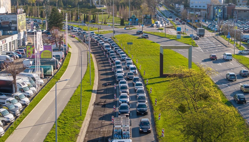 Tak w środę 8 kwietnia wyglądała Aleja Karkonoska po nocnym zrywaniu starego asfaltu