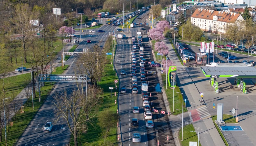 Tak w środę 8 kwietnia wyglądała Aleja Karkonoska po nocnym zrywaniu starego asfaltu