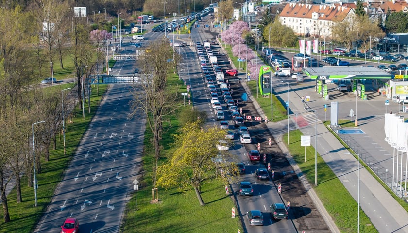 Tak w środę 8 kwietnia wyglądała Aleja Karkonoska po nocnym zrywaniu starego asfaltu