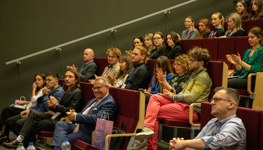 Zdjęcie z poprzedniej edycji Konferencji. Kobiety i mężczyźni zasiadający z sali wykładowej.