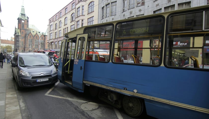 Wykolejenie tramwaju na ul. Krupniczej [ZDJĘCIA, WIDEO]